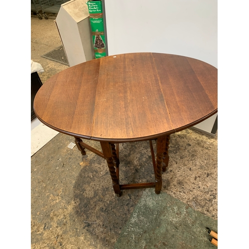 405 - Oak gate leg dining table in good condition