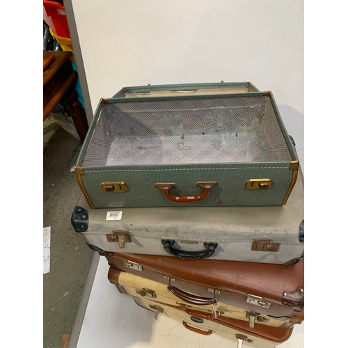 463 - Quantity of vintage travel cases