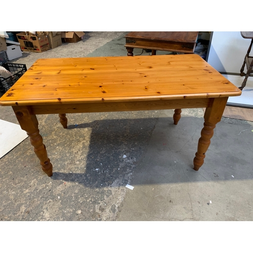 466 - Waxed pine dining table in good condition - 150x80cm