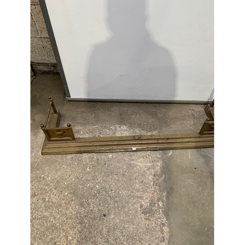 480 - Brass fire fender - 120cm long 34cm depth