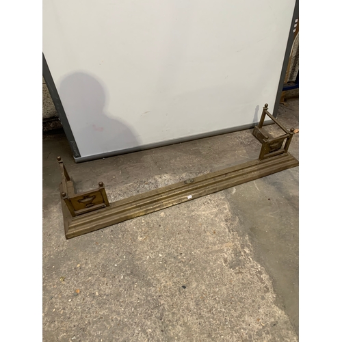 480 - Brass fire fender - 120cm long 34cm depth