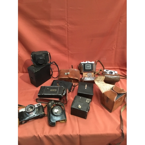 198 - Quantity of vintage cameras including box brownie junior, Kodak, canon and more