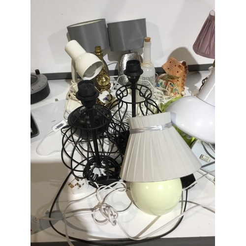 124 - Mixed Lot of Desk Table Lamps