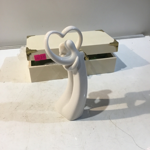 111 - Circle of love by Kim Lawrence Figurine, Couple in heart in wooden presention box