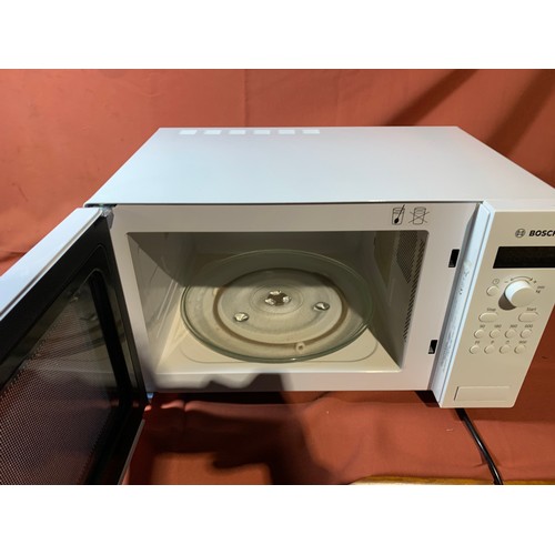 196 - Bosch 900W Microwave in new condition