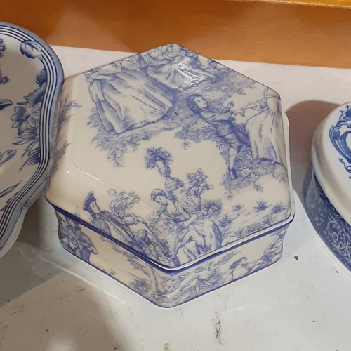 13 - Blue/White Spode tiled wooden tray. Also blue/white trinket dishes, Spode, Clifton, Orchid etc. No d... 