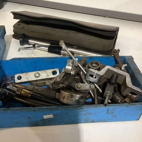 305 - Mixed items. Brake hoses, triple leg puller, tool hub puller, and more