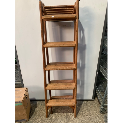 282 - A pair of wooden ladders 4 rungs