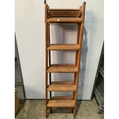 282 - A pair of wooden ladders 4 rungs