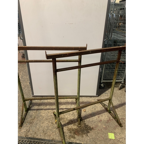 338 - 2x sturdy vintage metal tressle stands - 105x100cm