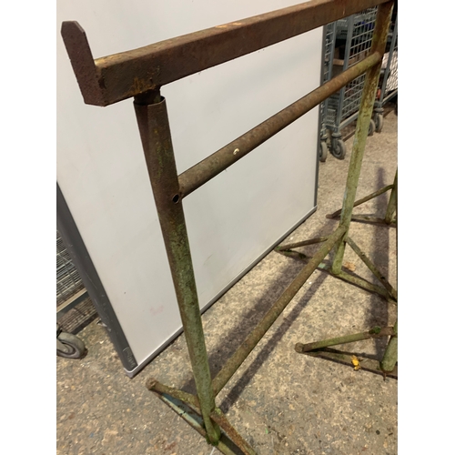 338 - 2x sturdy vintage metal tressle stands - 105x100cm