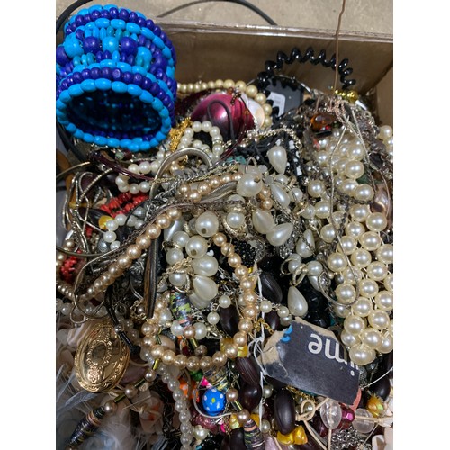 122 - Collection of costume jewellery