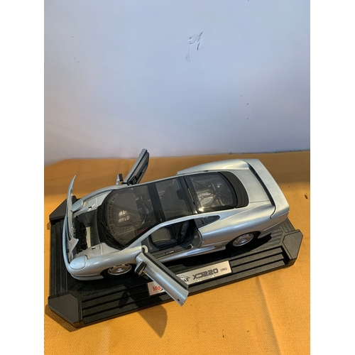 JAGUAR XJ220 bleu nuit 1992 au 1/12 MAISTO 33201 voiture