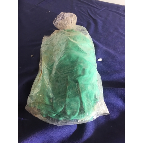 482 - Quantity of green rubber protective gloves