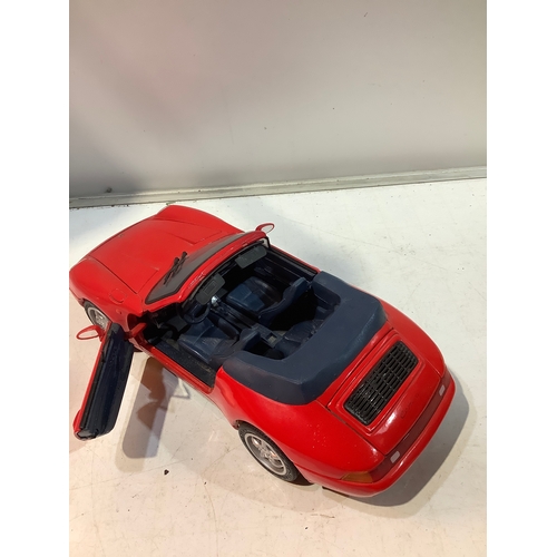 113A - Maisto red Porsche 911 Carrera cabriolet 1994 scale 1/18