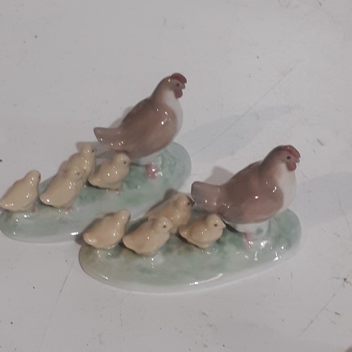 159 - Nao. Pair of small Nao chicken and chick ornaments. Nice condition. No damage.