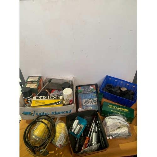 550 - Mixed lot of car goods including spanners, wrenches, First Line sockets, engine timing toolset, brak... 