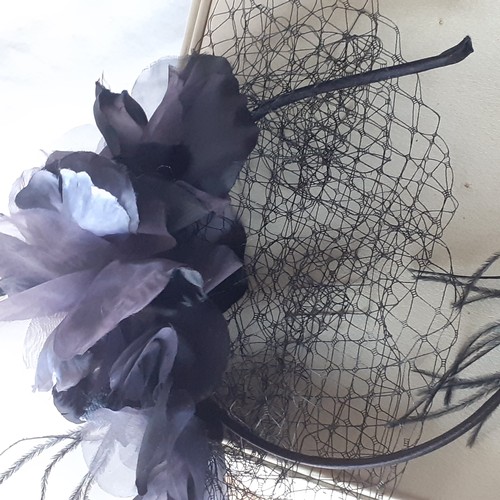 16 - Headwear. Fascinator type x 4 all in very good condition plus 2 canvas sunhats.