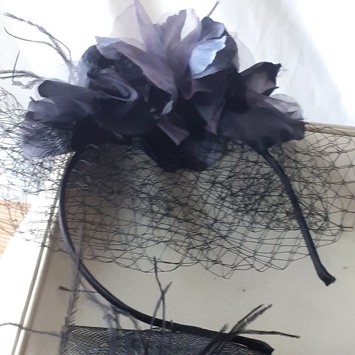 16 - Headwear. Fascinator type x 4 all in very good condition plus 2 canvas sunhats.