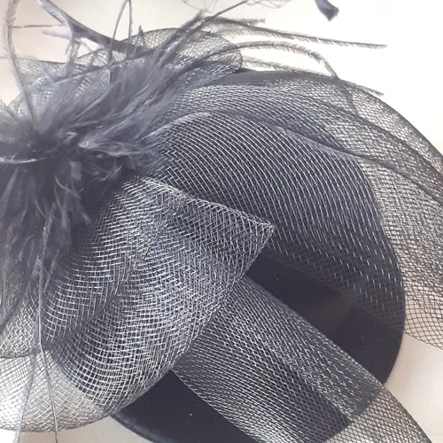 16 - Headwear. Fascinator type x 4 all in very good condition plus 2 canvas sunhats.