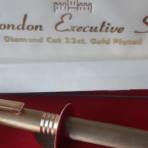 42A - 22ct Gold plated pen and cufflink set branded London Executive