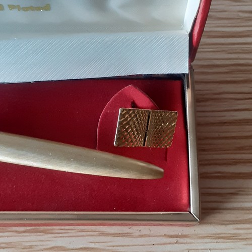 42A - 22ct Gold plated pen and cufflink set branded London Executive