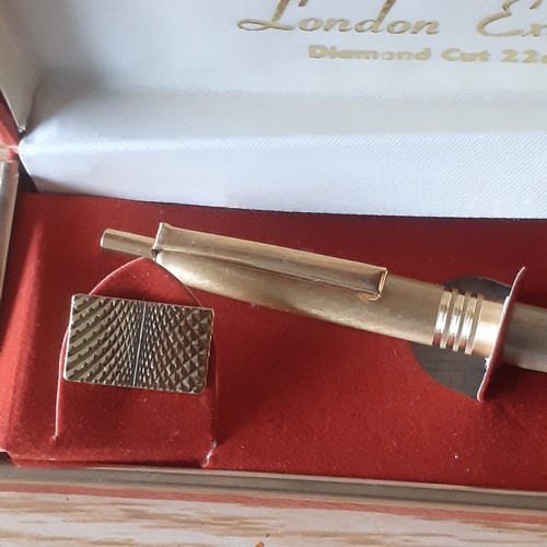 42A - 22ct Gold plated pen and cufflink set branded London Executive