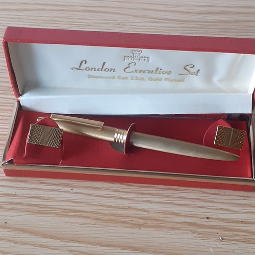 42A - 22ct Gold plated pen and cufflink set branded London Executive