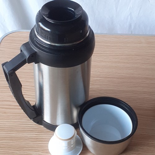 43A - Stainless steel flasks. 2 x 400ml and 1 x 1litre