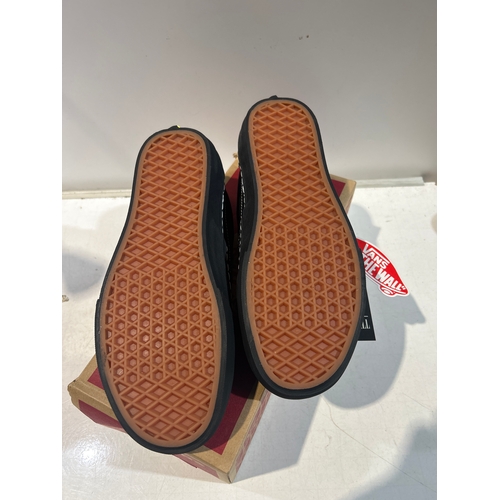 50 - Vans Classic Slip On Shoes - Size 6 - new