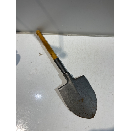 242 - Foldable small metal shovel