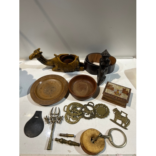 252 - Eastern collectible lot inc brass ware, wooden bowl & trinket box and resin camel planter