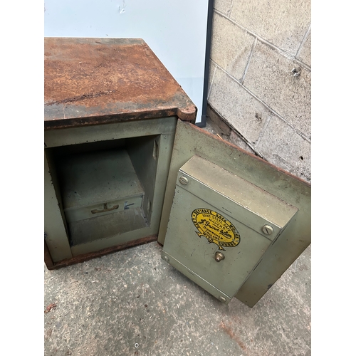 862 - F Grove and Sam Large Safe - with key