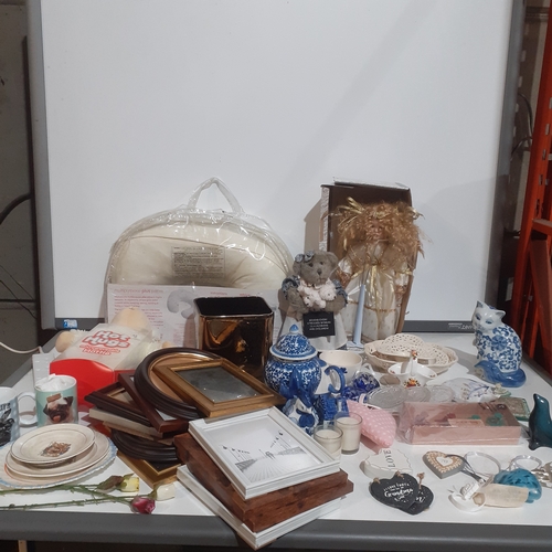 292A - Mixed lot of collectible and household bits. Includes Royal Memorabilia, New Pug mugs, new items, bl... 