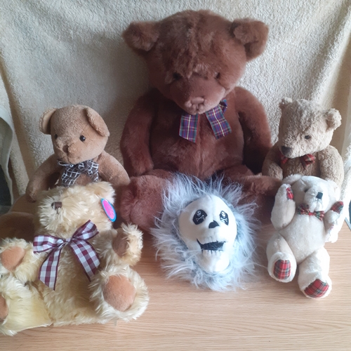 152A - Quantity of stuffed toys, mainly Teddy Bears. Overall good clean condition and nice quality.