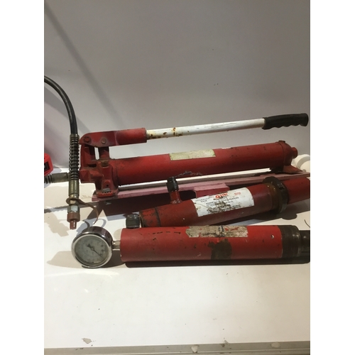 20 - Hydraulic hand pump plus hydraulic rams