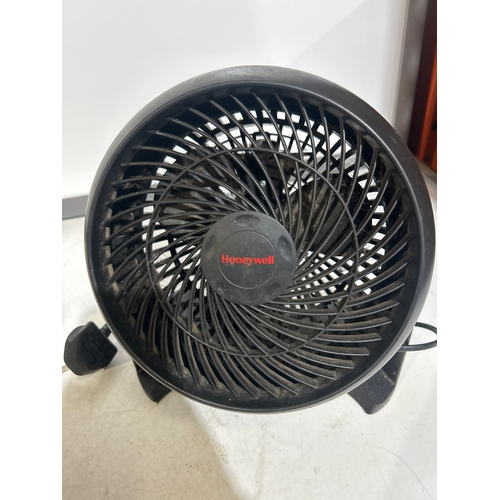 105 - Daewoo Mini Desk Heater and Honeywell Mini Fan