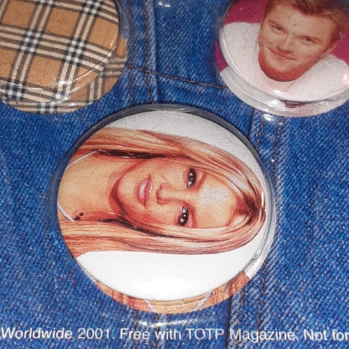 145A - Pop badges from TOTP magazine 2001. In original packaging