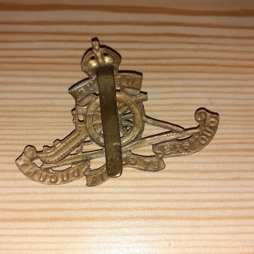 147A - Wartime Royal Artillery military cap badge. Rotating wheel in good condition