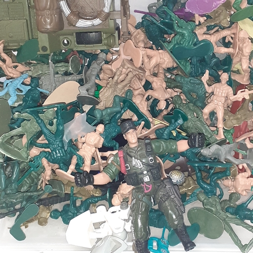 152A - Large quantity of mainly plastic soldiers.  Truck and dinosaur. Good condition