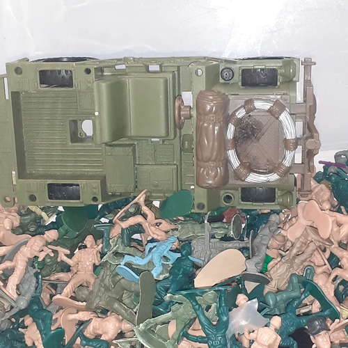 152A - Large quantity of mainly plastic soldiers.  Truck and dinosaur. Good condition