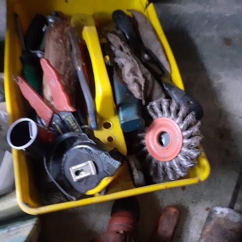 13 - Various tools including a Wickes pneumatic hammer drill, 2 x spirit levels, vintage drill, various p... 