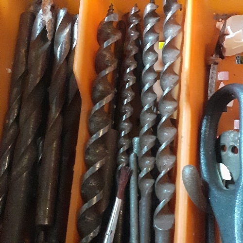 13 - Various tools including a Wickes pneumatic hammer drill, 2 x spirit levels, vintage drill, various p... 