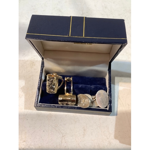 18 - Arthur price of England pair of spoons plus pair of cuff links