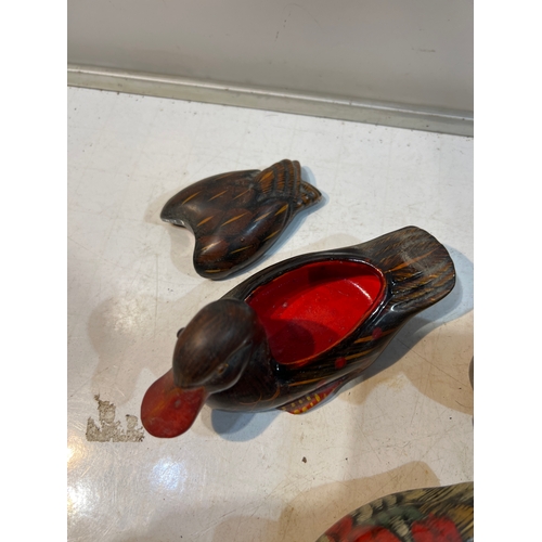 104 - 5x wooden and ceramic small duck ornaments