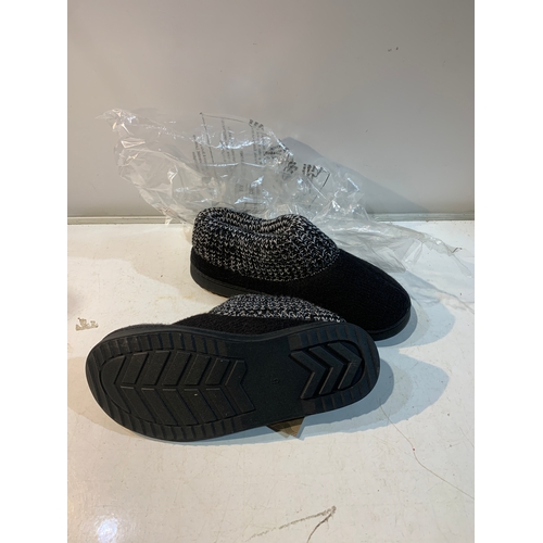 81 - Pair of brand new Dunlop size 5 slippers