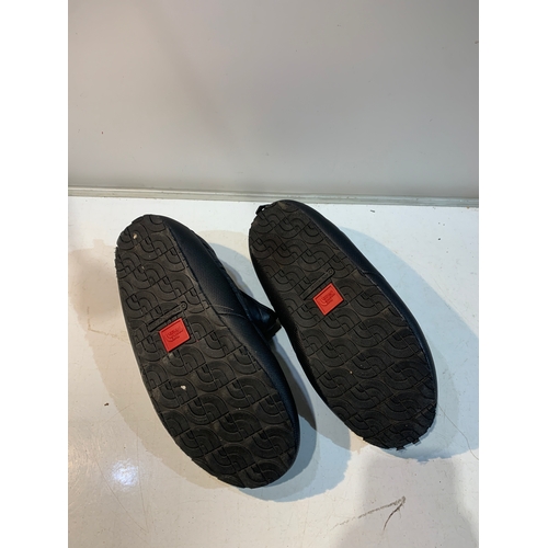 150 - Pair of North Face thermoball size 7 slippers