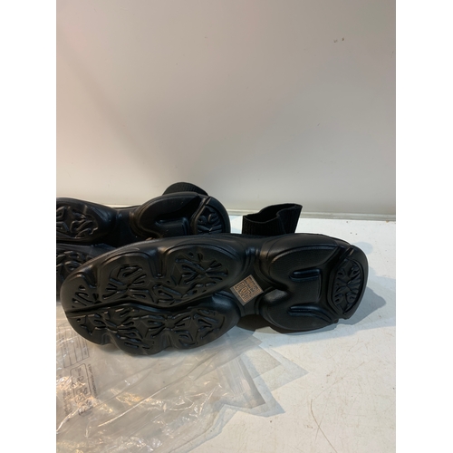 154 - Pair of size 40 brand new women’s black shoes