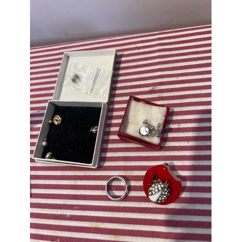 420 - Jewellery to inc ear rings, ladybird ring and features mother of pearl & pearls