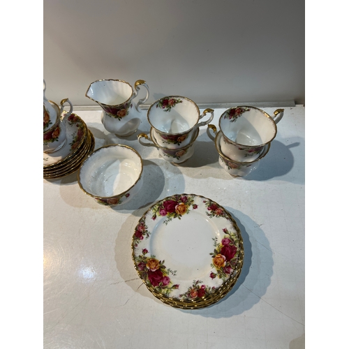 210 - Royal Albert old country roses tea service set inc 6x cups & saucers, 6x side plates, sugar bowl and... 